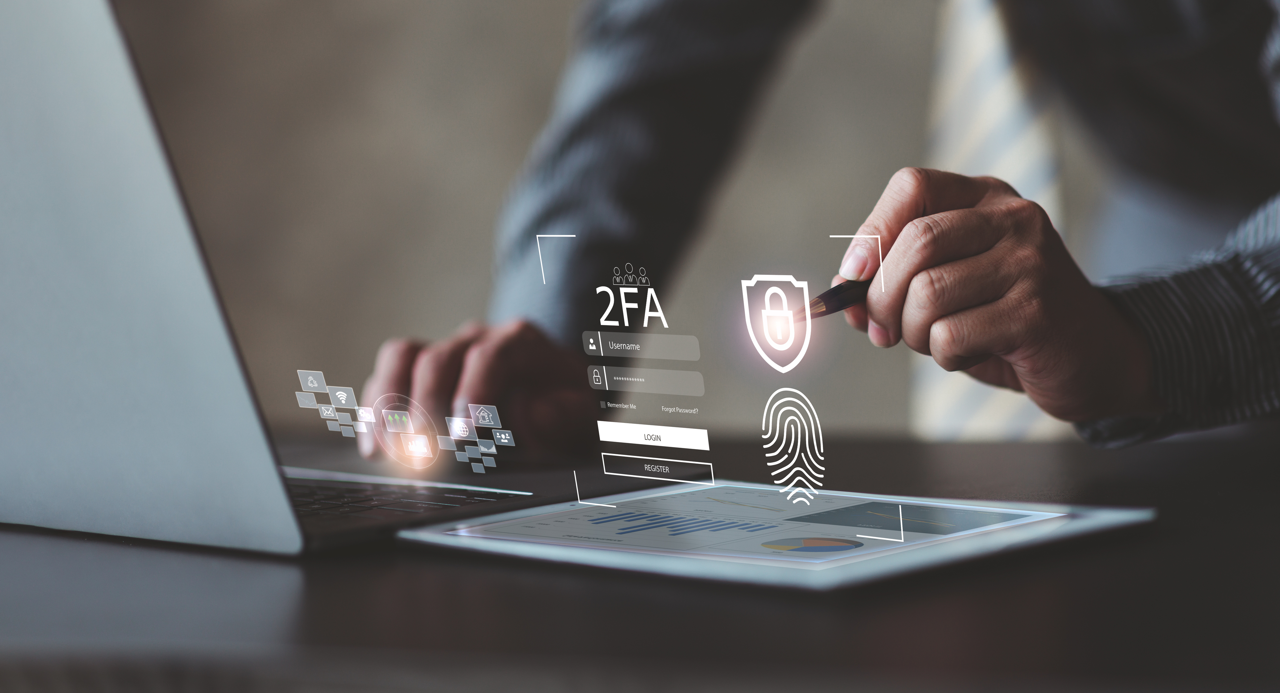 Especialista revisando autenticación multifactor y monitoreo de seguridad en tiempo real